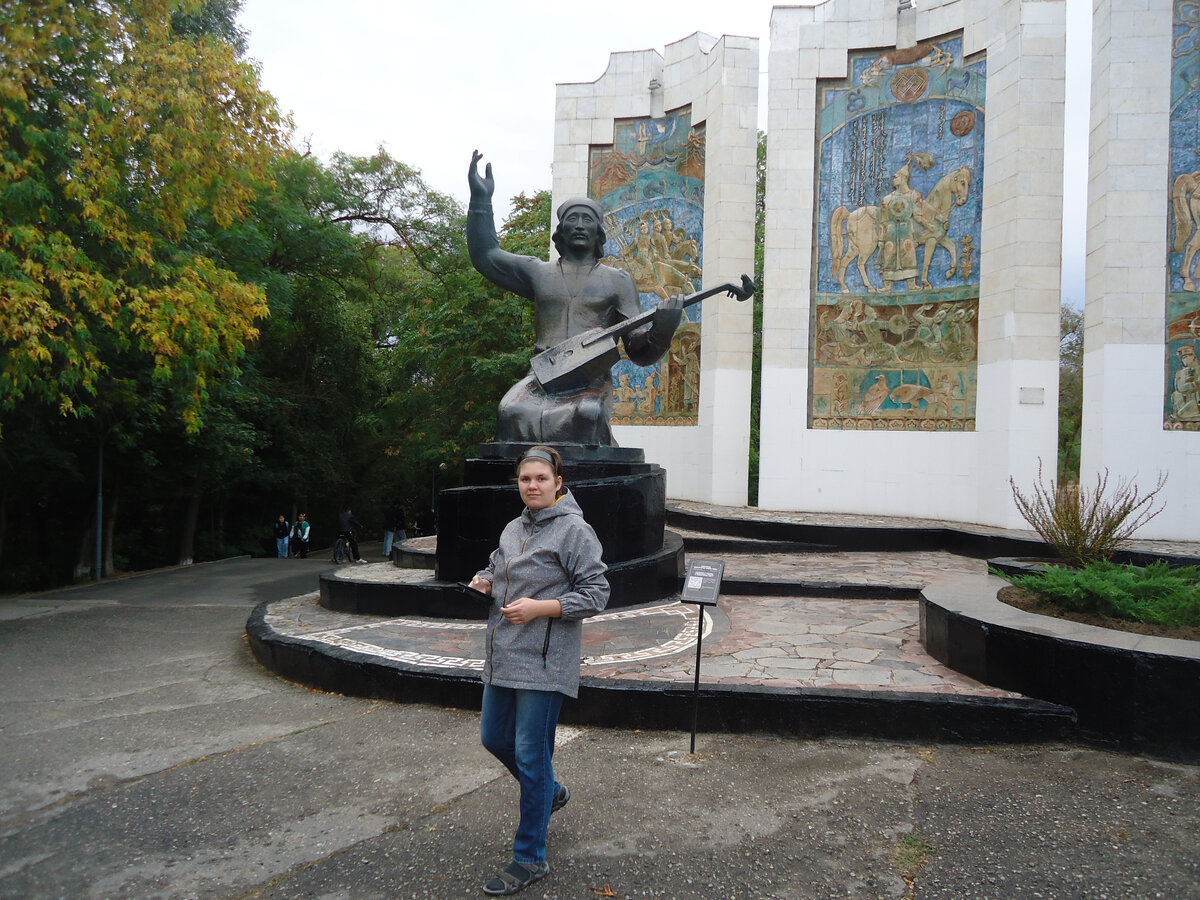 Скульптурный памятник джангарчи Ээлян Овла.