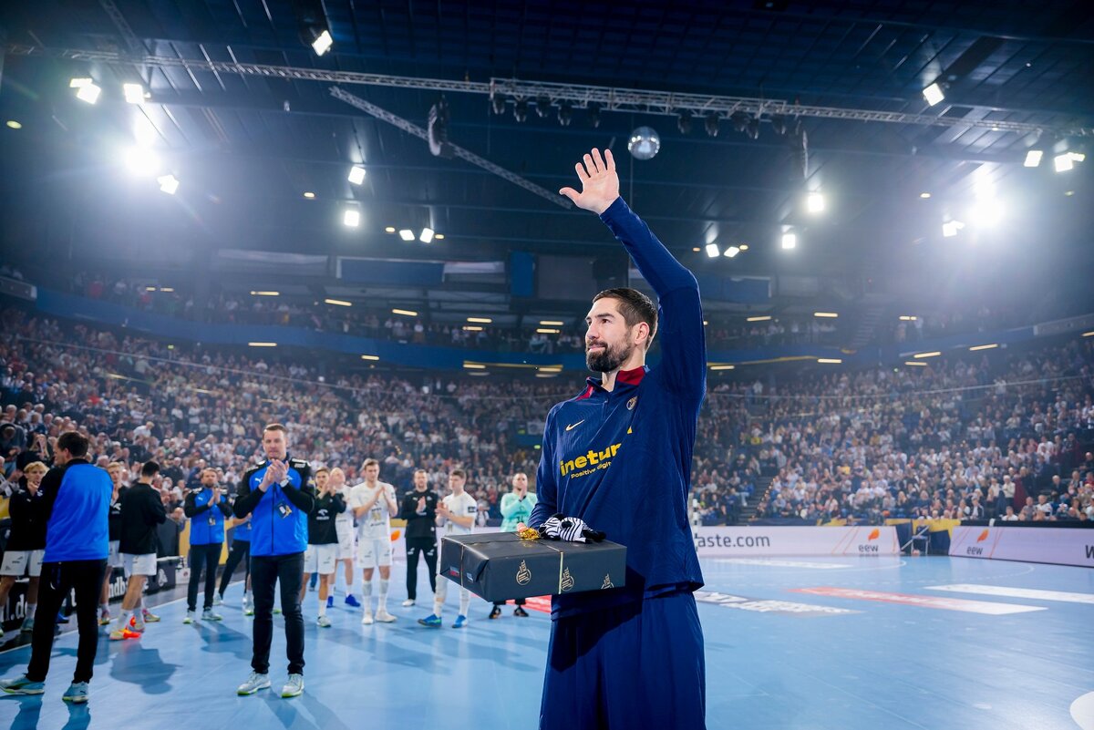 Никола Карабатич, в последний раз сыгравший в Киле, с подарком от фанатов, помнящих его игру за "зебр"