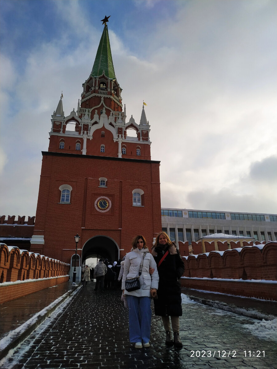 Это не Кутафья башня. Она впереди нас, а сзади нас - Троицкая башня