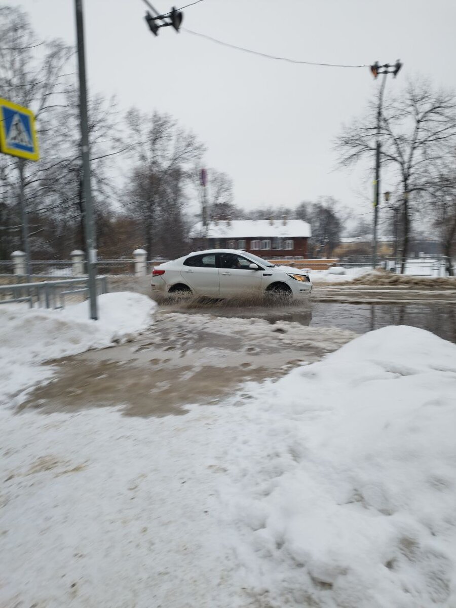    Участок дороги в Петрозаводске превратился в полосу препятствий, кругом водаподписчица "Фактор News"