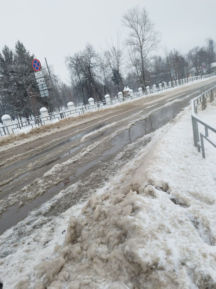    Участок дороги в Петрозаводске превратился в полосу препятствий, кругом водаподписчица "Фактор News"