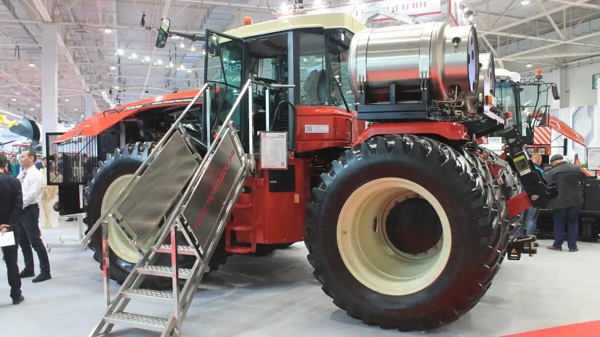 Фото: glavpahar.ru Новый газомоторный трактор 2375 на ЮГАГРО 2023