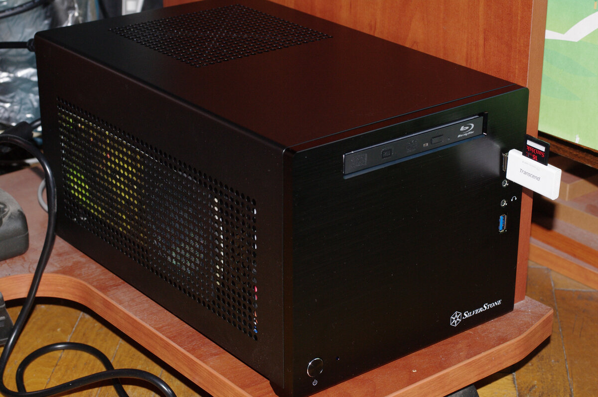 Mini-ITX корпус из 2012 года (тогда на Xeon E3-1230v2)