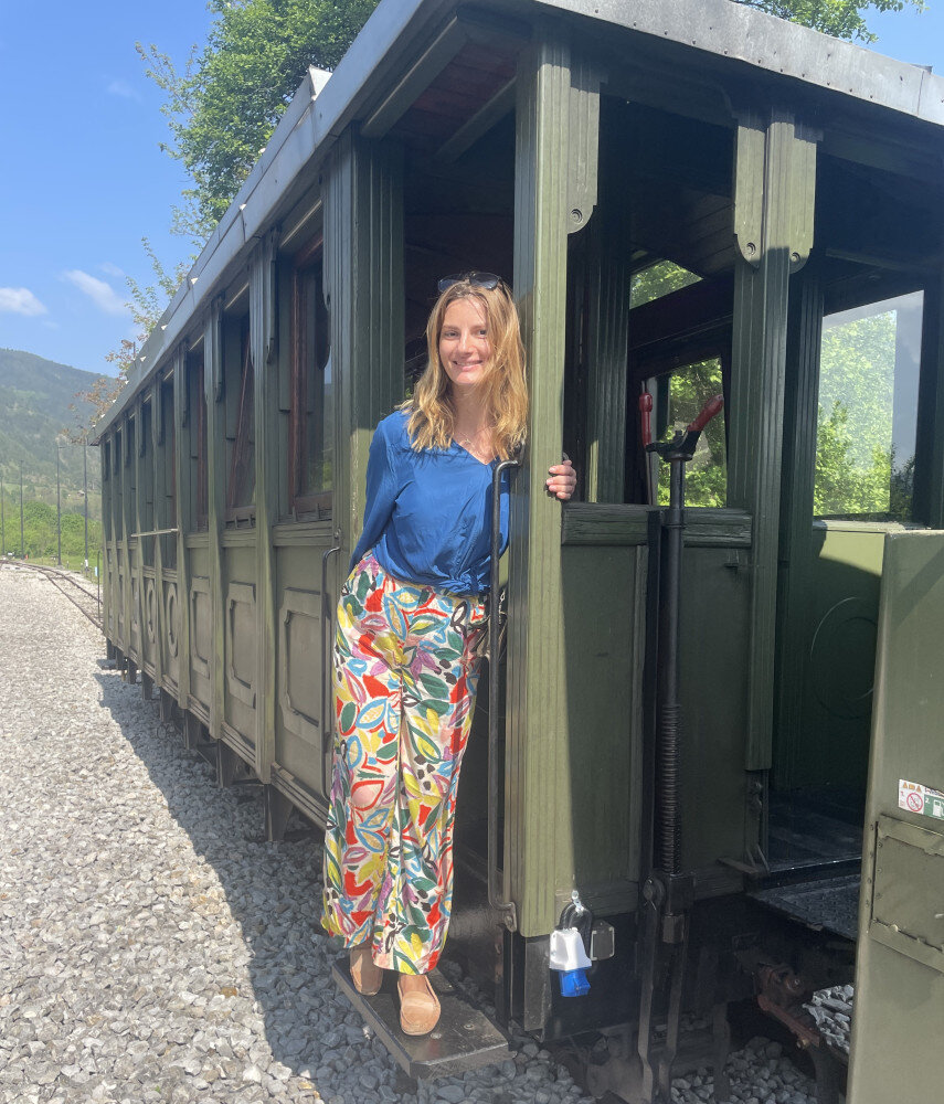 По Шарганской осьмице ежедневно проходит 3-4 ретро-состава с пассажирскими вагонами.