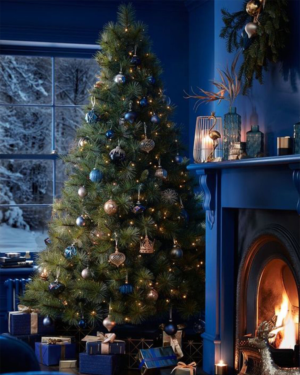 Пример украшенной живой сосны. Источник фото: Pinterest