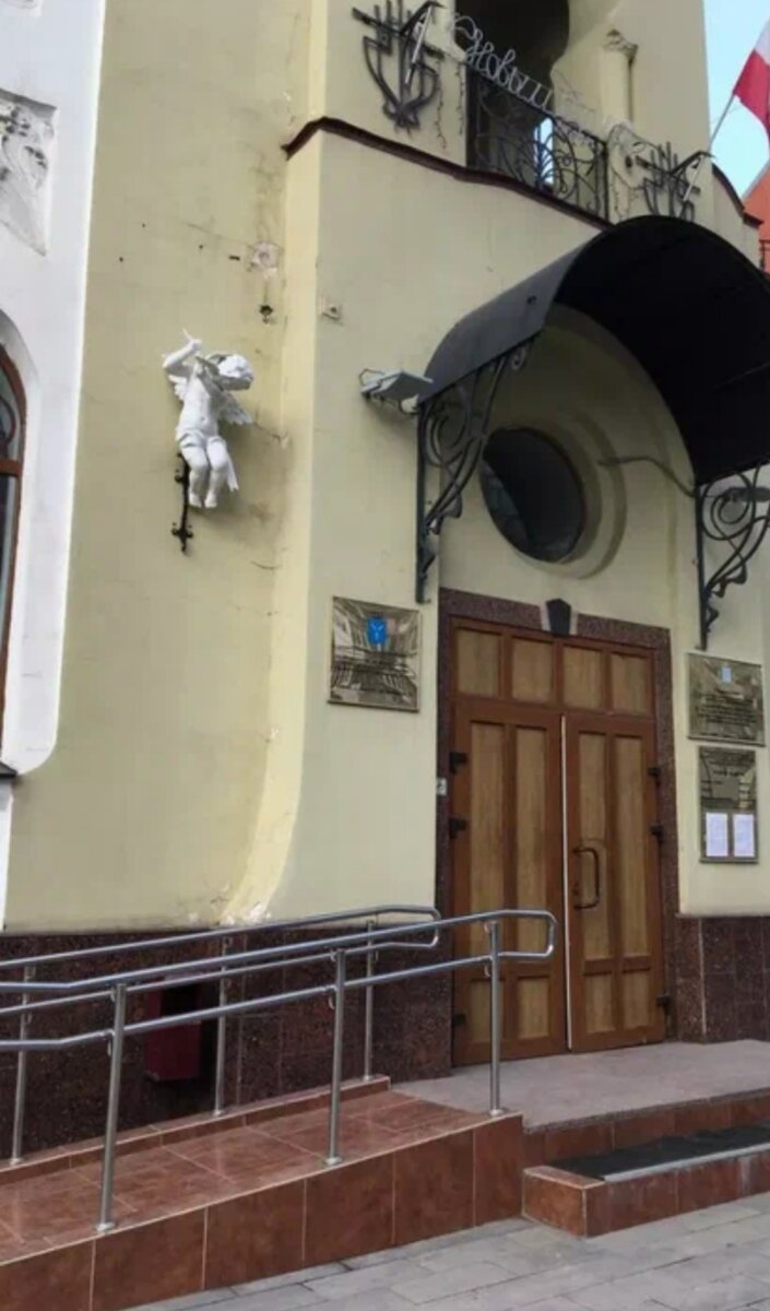 Посмотрите на амурчика у входа. Ну разве не прелесть?