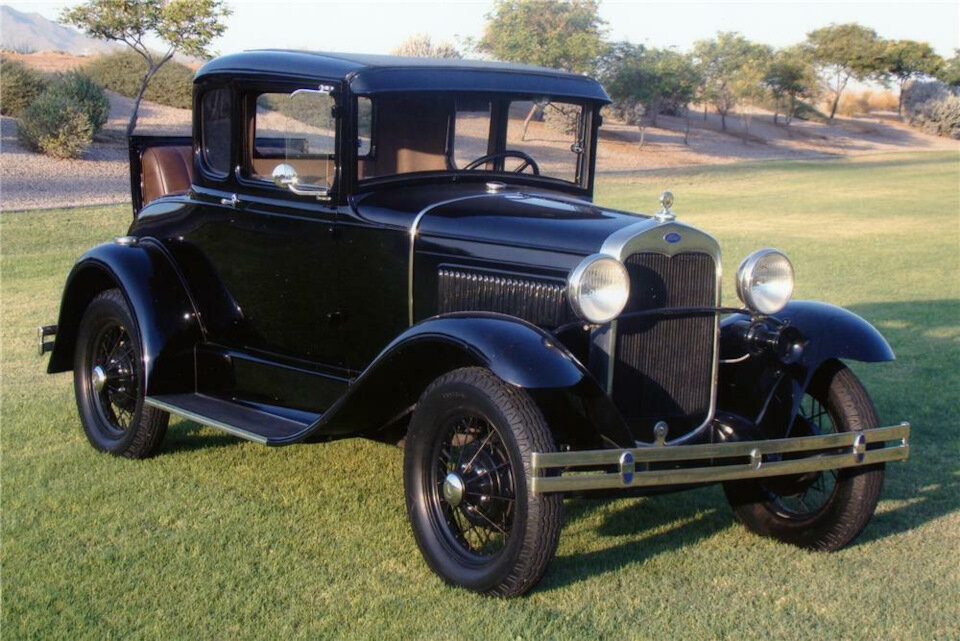 Осталось поговорить о последнем знаменитом автомобиле в нашем списке — Ford Model A Coupe 1930 г. Джона Диллинджера.