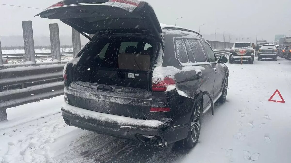     На Новорижском шоссе произошло массовое ДТП с участием 17 автомобилей. Движение в сторону Москвы заблокировано.