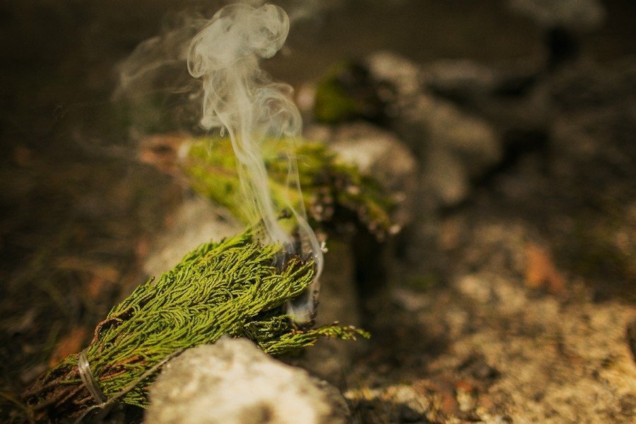 Окуривание можжевельником используют для очищения и изгнания злых духов. Фото: .pokayadoma.ru 