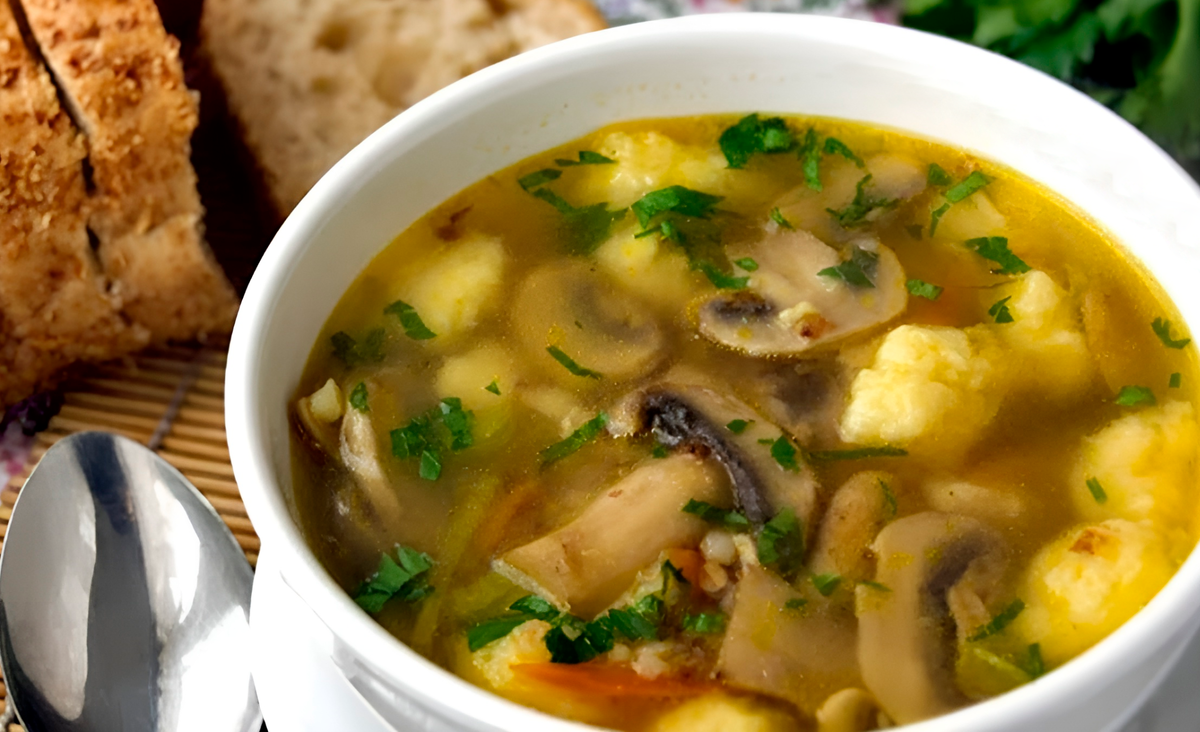 Суп курица с грибами и картошкой. Суп грибовница. Суп с клецками и грибами. Суп картофельный с грибами. Гречневый суп с грибами и картофельными клёцками.