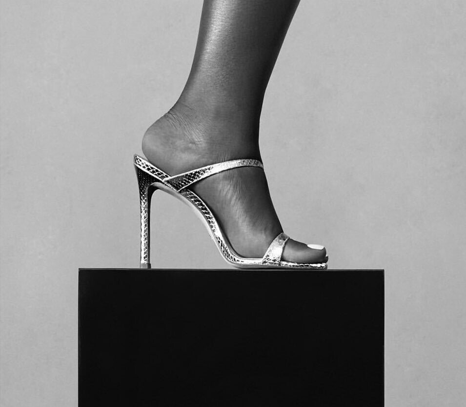 Serena 78. Рекламный Постер обуви Stuart Weitzman. Stuart Weitzman босоножки. Стюарт Вайцман feet. Стюарт Вейцман шпильки.