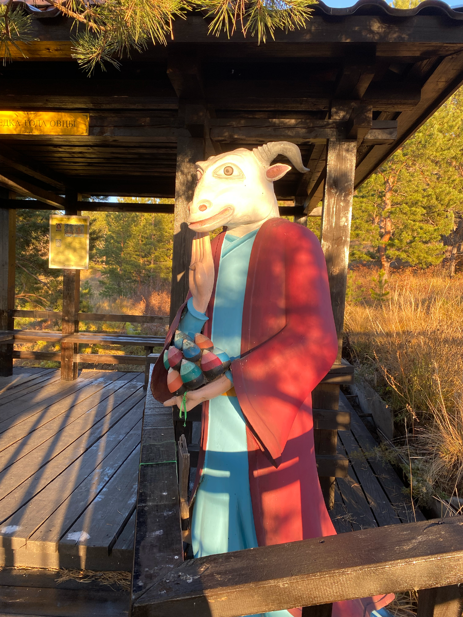 Одна из статуй животных на дорожке, опоясывающей территорию дацана