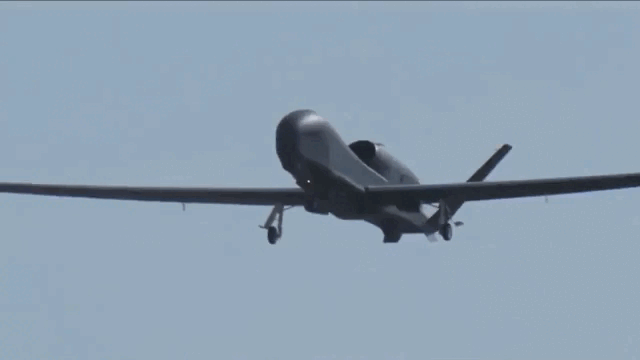 Разведывательный БПЛА RQ-4 (GIF видео).