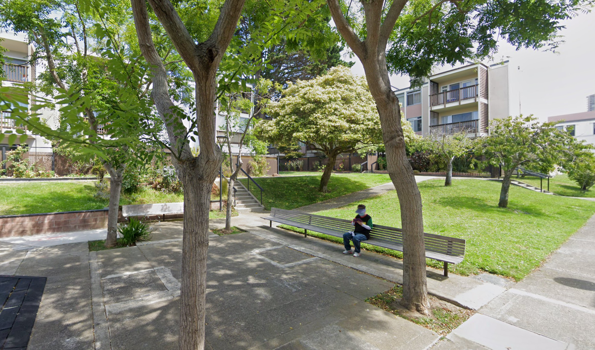 Примерно такой же ракурс 50-60 лет спустя. Деревья подросли, лавочки остались на месте. Источник: Google Maps