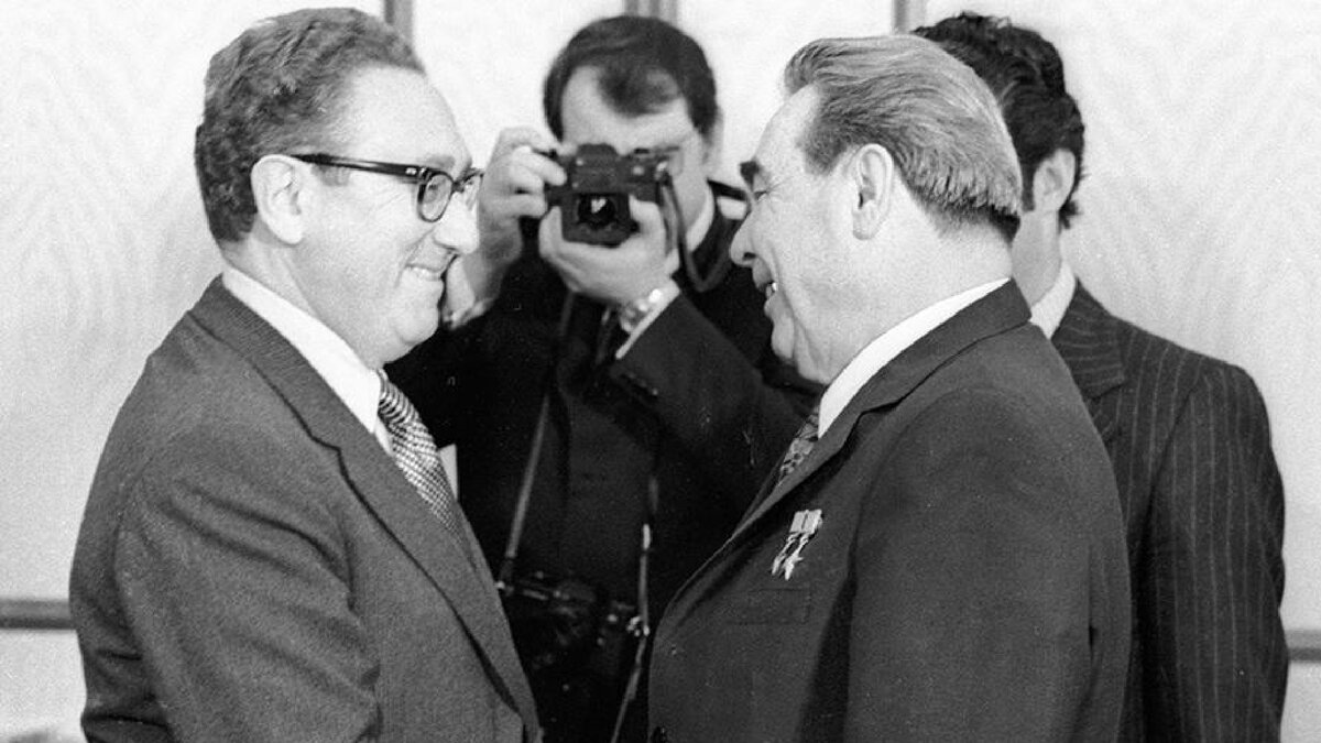 Генри Киссинджер и Леонид Брежнев