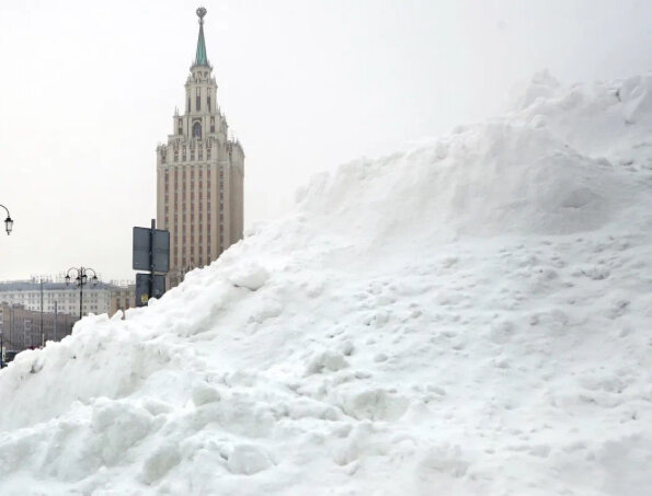 Большие сугробы в Москве.