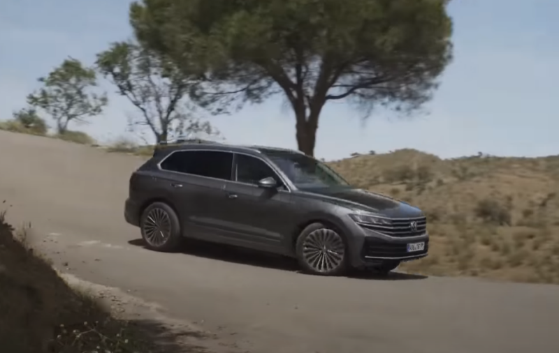 Volkswagen Touareg 2019 в лесу