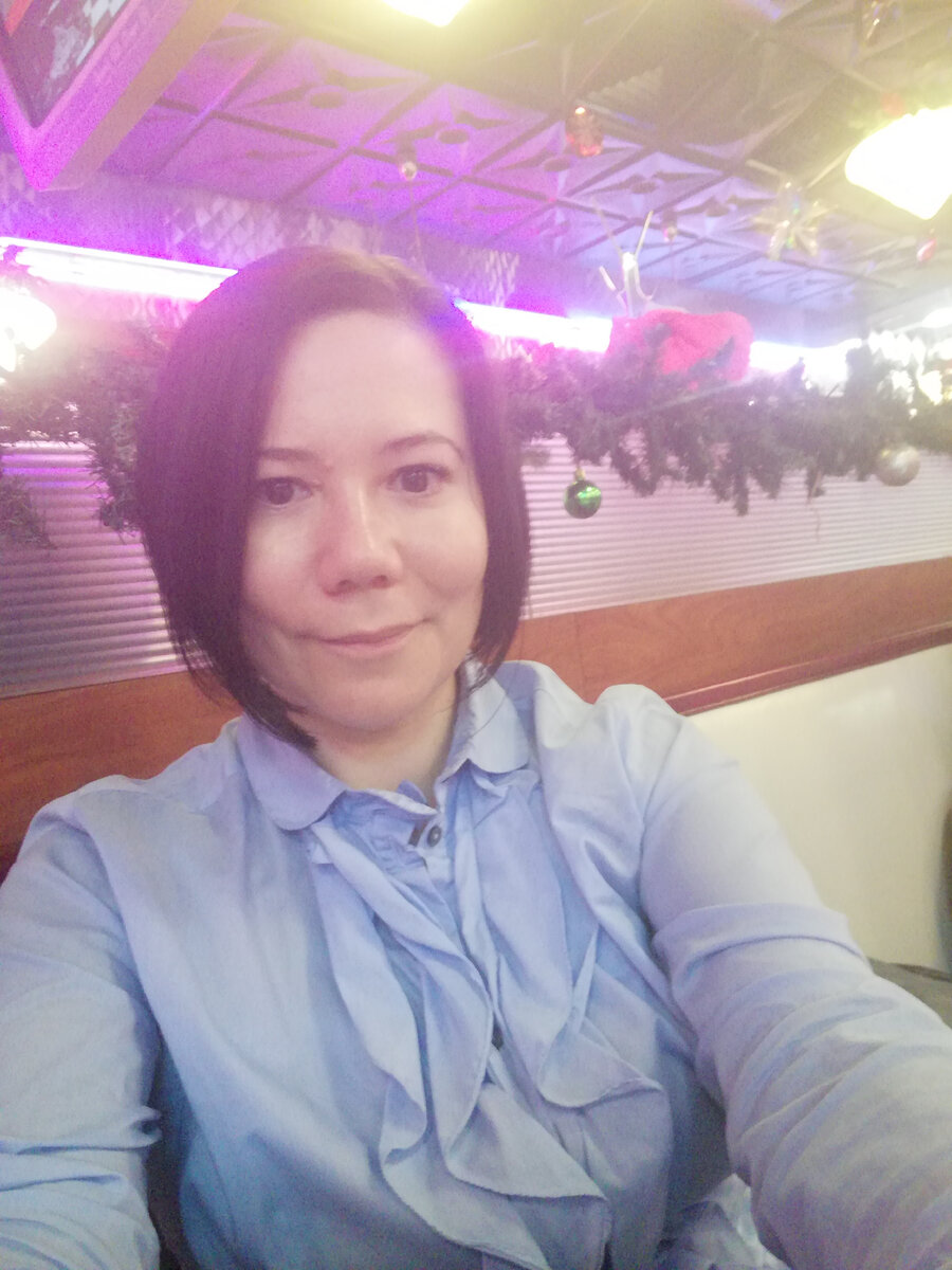 На фото автор канала, Жерновая Любовь, Хедхантер и Executive search консультант, на встрече