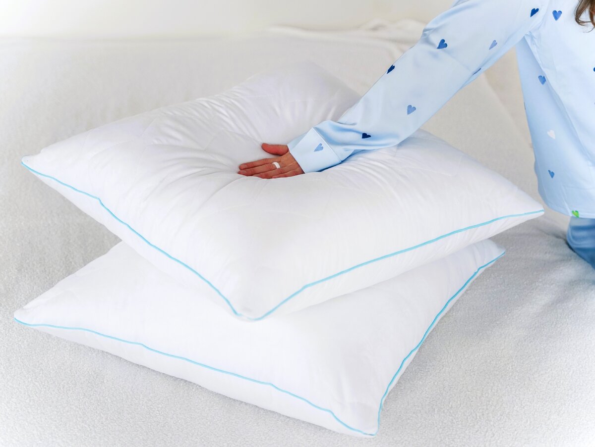 Гипоаллергенные подушки DreamCode на Wildberries содержат уникальный мягкий и в тоже время упругий (первичный) наполнитель из микроволокна Лебяжий пух. Он отлично отталкивает влагу и не впитывает запахи. 