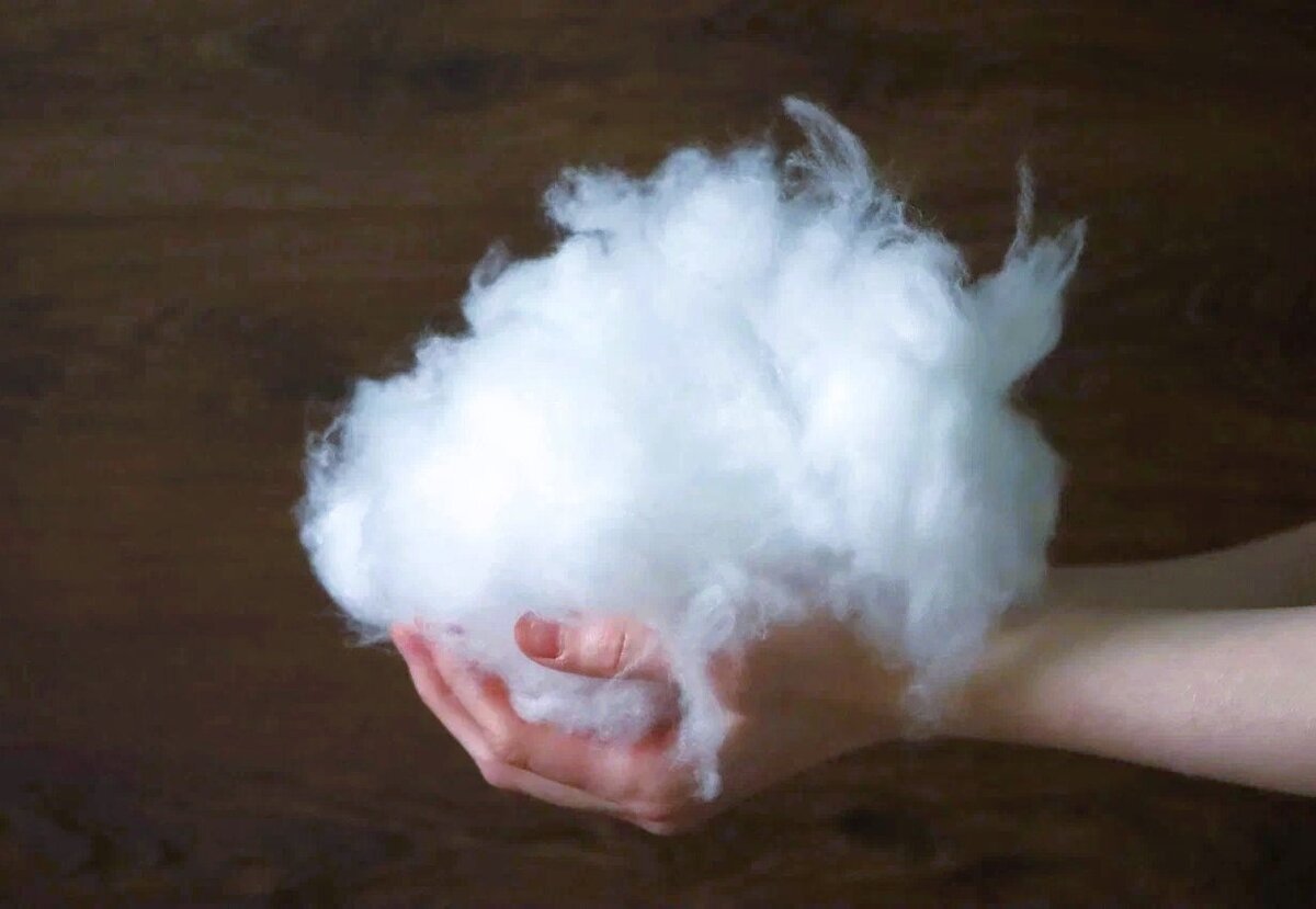 Искусственный лебяжий пух - это экологически чистый силиконизированный наполнитель, созданный при помощи современных технологий, который имитирует естественный пух. Он легкий, мягкий и пушистый, что делает его идеальным в качестве наполнителя для подушек.