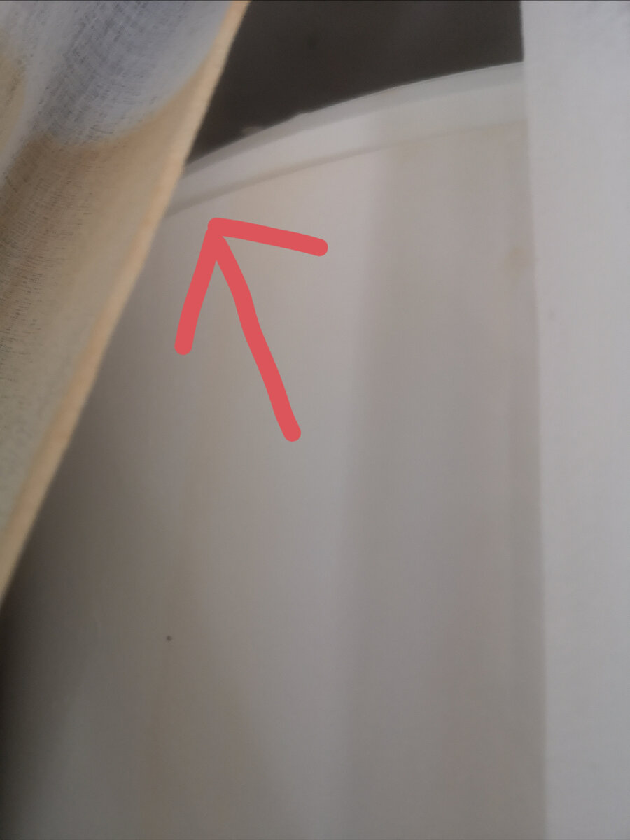 Вот с этой щели лилось