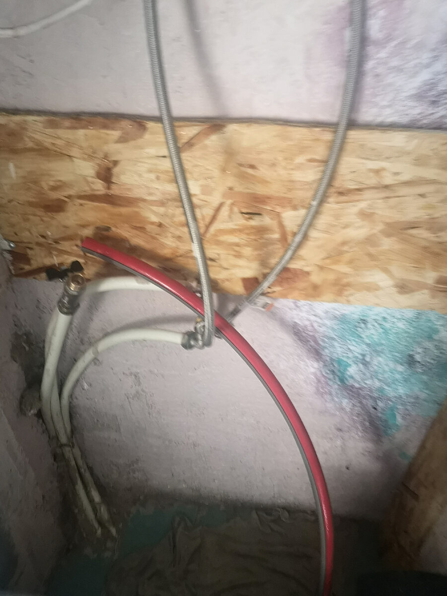 На фото уже поставленный кран и снятый шланг