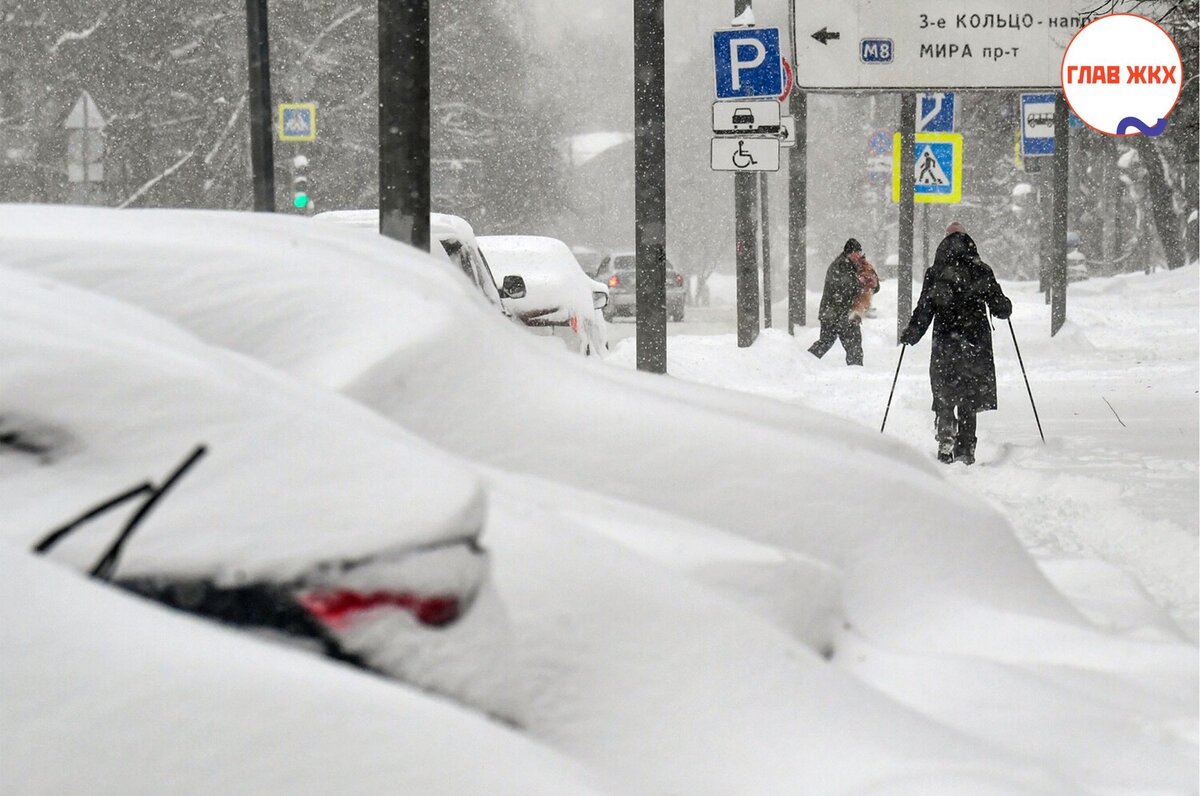 В Москве из-за снегопадов в усиленном режиме продолжается работа городских служб 