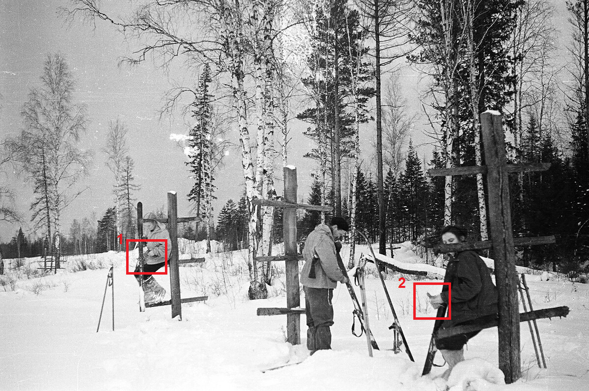 Фото 1. Дятловцы стоят на каком-то мансийском стойбище и чистят лыжи. Люда и Зина делают это с помощью небольших ножиков.