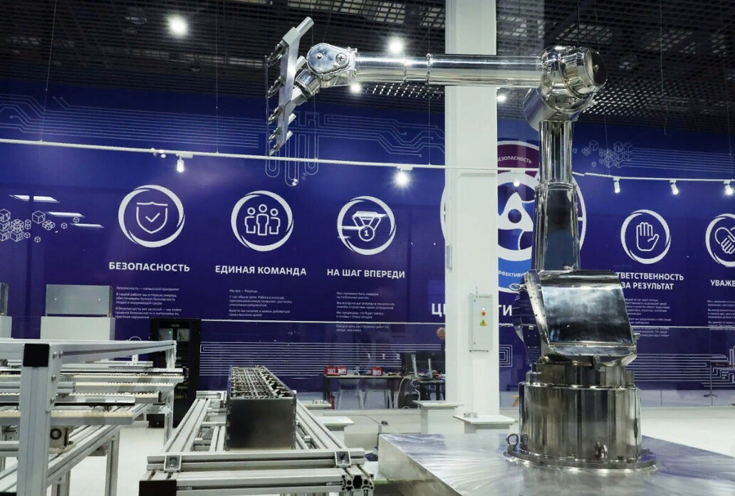 1. Новый центр робототехники открылся в Сочи в Университете «Сириус». Это  современная площадка для опытных инженеров. Они будут создавать роботов для заводов и опасных производств.