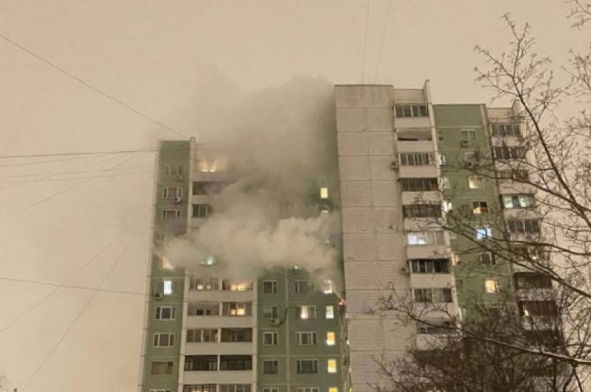    Из горящей квартиры в Москве спасли троих человек, в том числе двоих детей