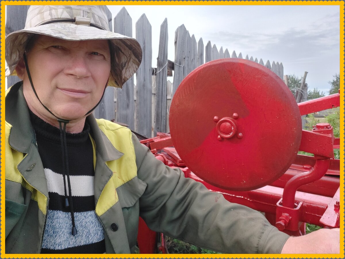 На фото популярный деревенский блогер #Баженит