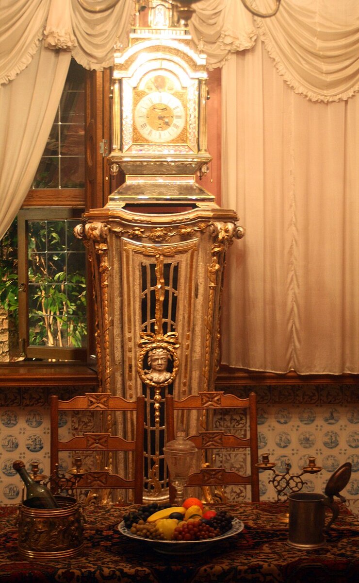 Часы в столовой. источник Википедия. автор Tura8.