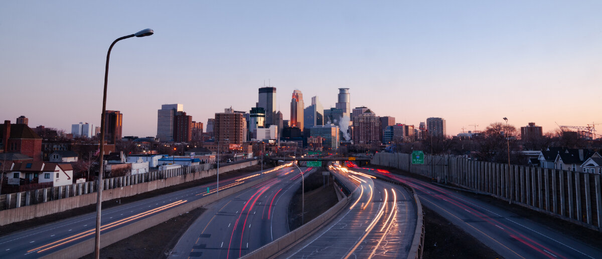 Трафик приходит и идет из центра Миннеаполиса Миннесоты