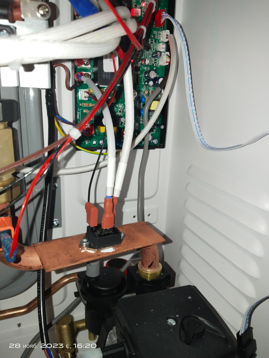 Тиристор или как его там!!! Вот эта пластина медная из которой провода торчат.