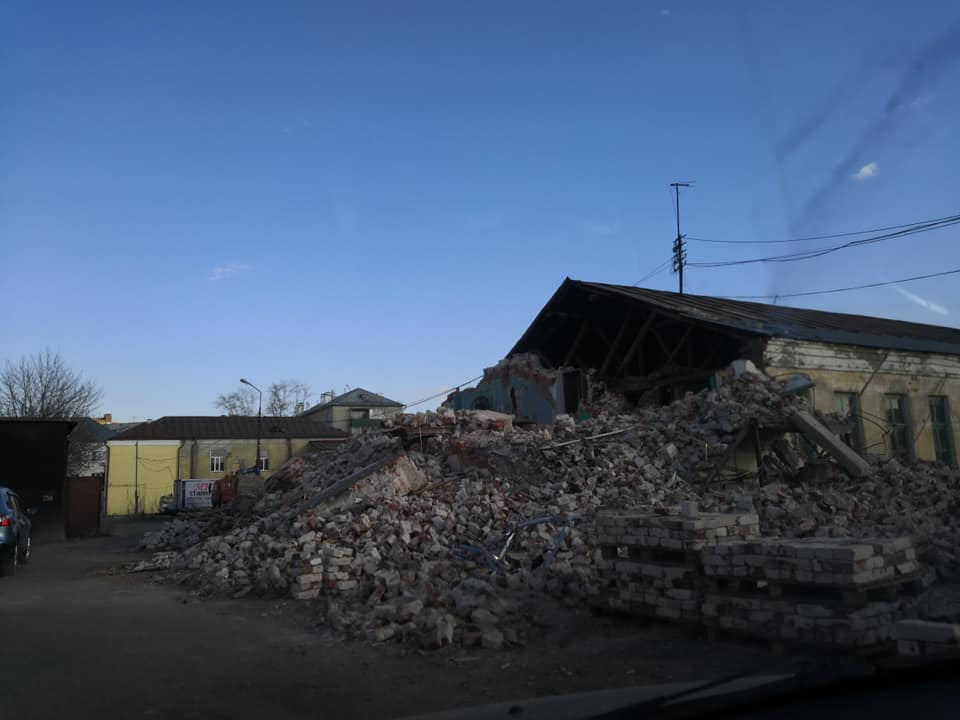 Разборка старого складского помещения на кирпич в промзоне