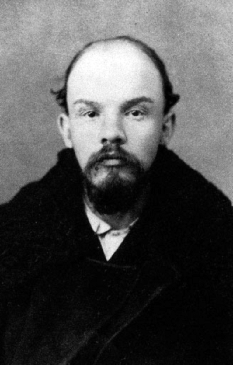 https://commons.wikimedia.org/wiki/File:Lenin-1895-mugshot.jpg?uselang=ru - ссылка на лицензию использования и автора (изображение является общественным достоянием в ряде стран)