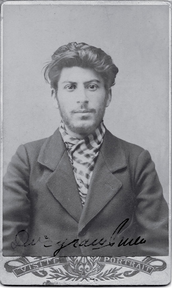 https://commons.wikimedia.org/wiki/File:Stalin_1902-1.jpg - ссылка на лицензию использования и автора (изображение является общественным достоянием в ряде стран)