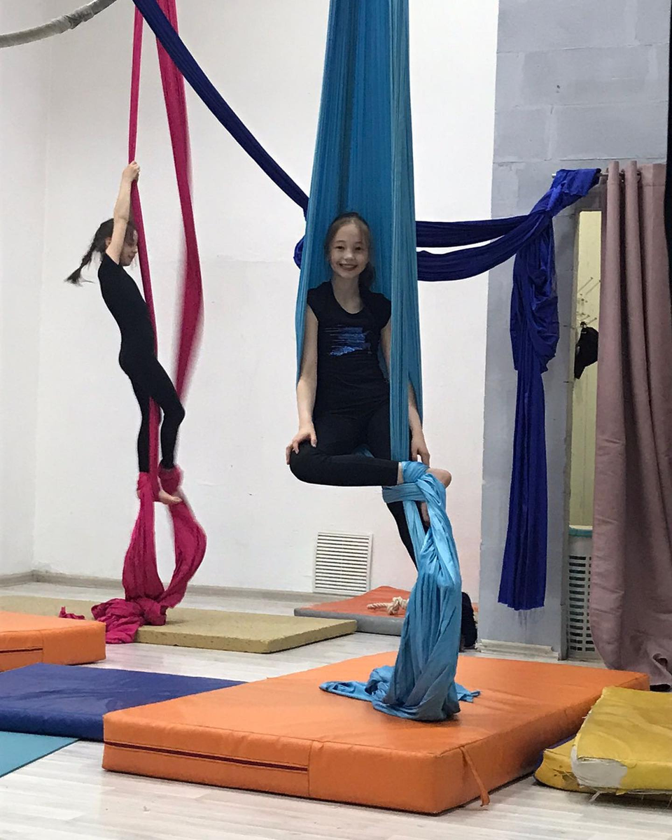 Дарья Сарымсакова во время тренировок по воздушной гимнастике.