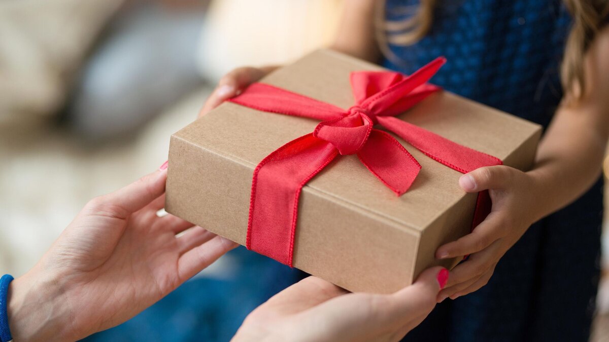    Не уверены, какой подарок понравится сильной и независимой девушке? А ведь вариантов очень много© Freepik | Racool_studio