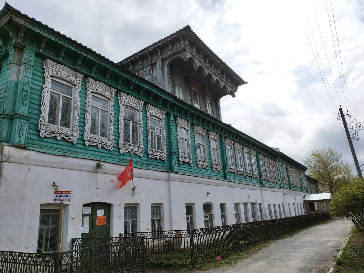 Такой широкий, что не влезает в кадр.