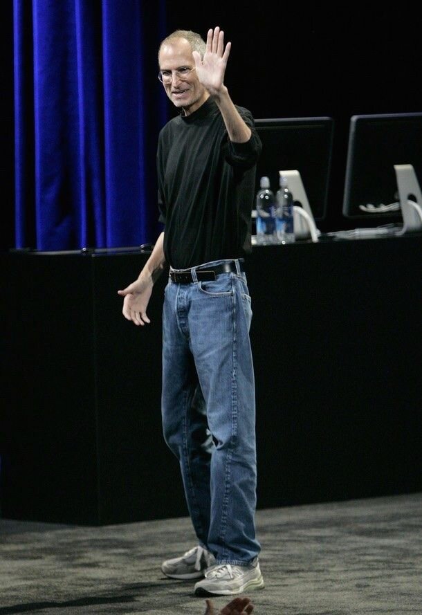 Кроссовки стива джобса. Стиль Стива Джобса. Стив Джобс одежда. Стив Джобс рост. Стив Джобс в полный рост одежда.