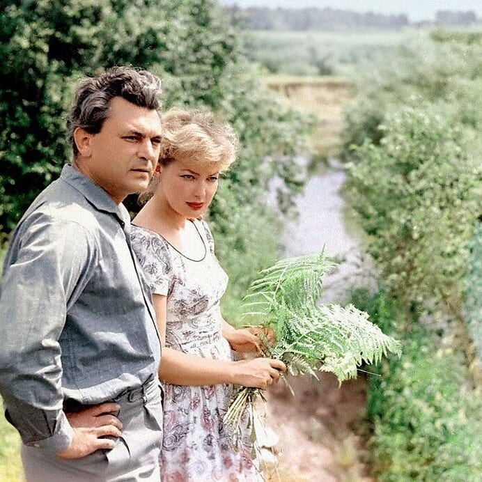 Поклонники хотят знать о своих кумирах как можно больше. Их интересует не только творчество, но и частная жизнь актеров: как выглядят «за кадром», чем увлекаются, с кем живут.-30