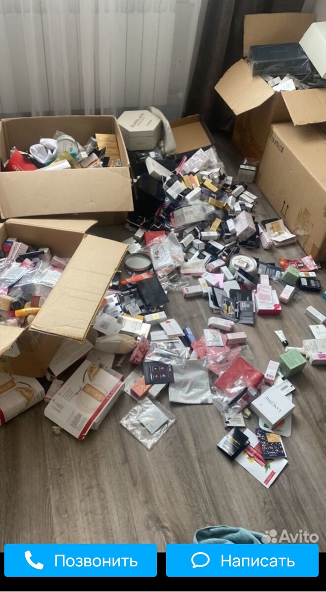  Весь товар раскидан по квартире, торговля идет  