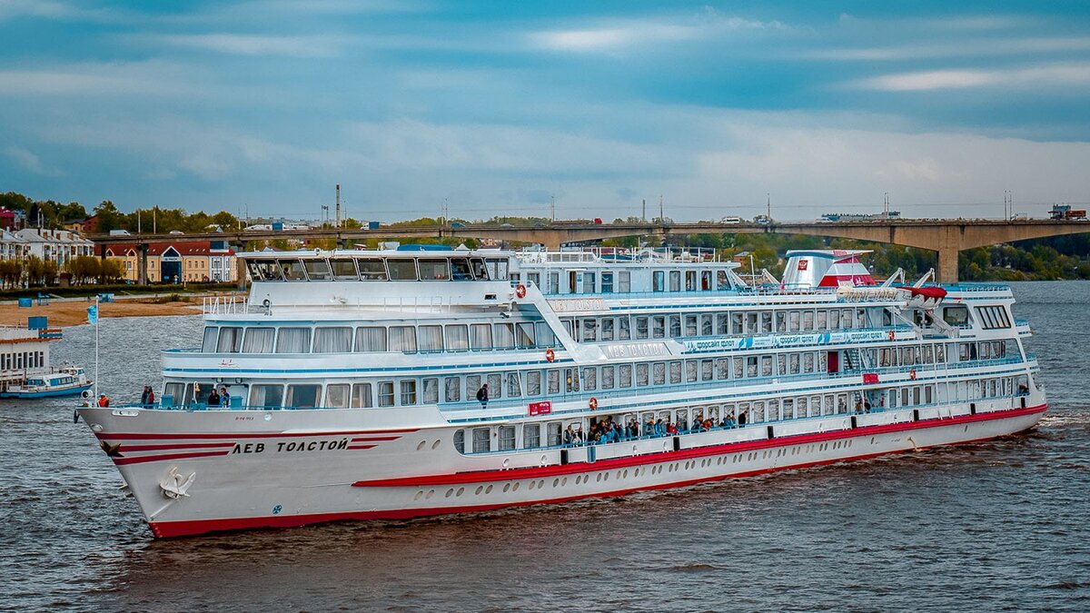 Теплоход Лев Толстой  Фото в свободном доступе в интернете