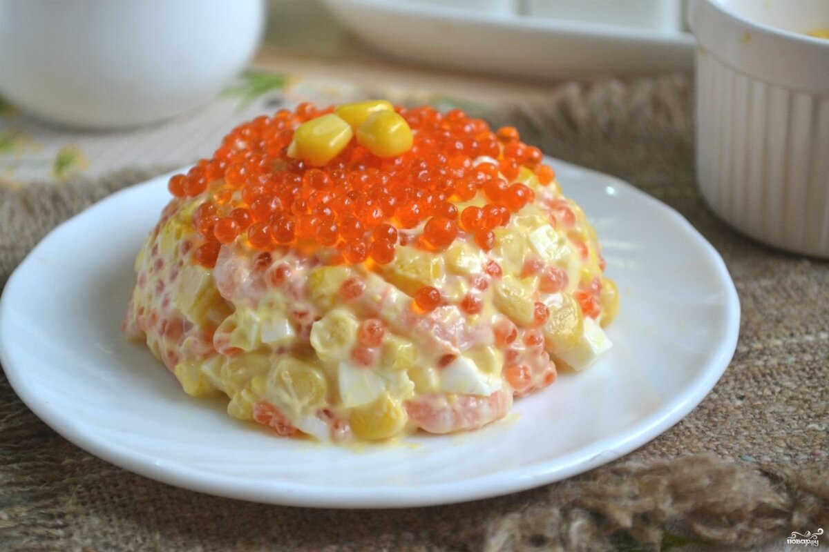 Салат "По-царски" с семгой и креветками
