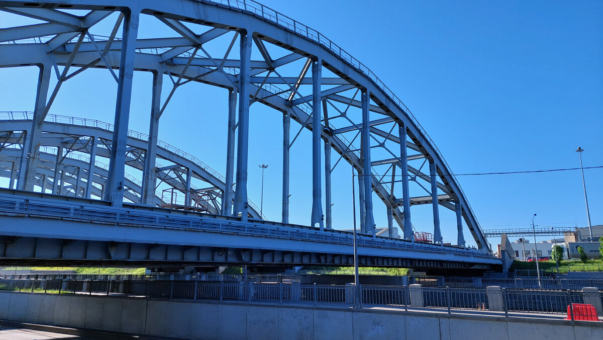 Мосты расположены в непосредственной близости от Московского вокзала. С северной стороны расположены станция Санкт-Петербург-Главный и локомотивное депо Санкт-Петербург-Пассажирский-Московский, с южной — станция Санкт-Петербург-Товарный-Московский и пассажирское вагонное депо Санкт-Петербург-Московский. 
Выше по течению находится Атаманский мост, ниже — Каретный мост.

Ближайшие станции метрополитена (1,5 км) — «Лиговский проспект» и «Обводный канал»