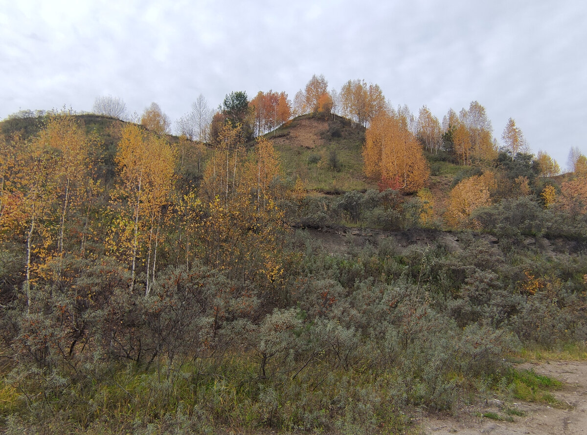 Рядом с озером вот такие холмы