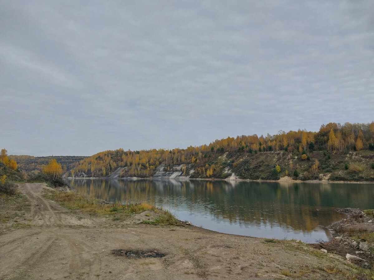 Как-то добираются сюда на машинах, несмотря на плохую дорогу и лужи. Костры жгут