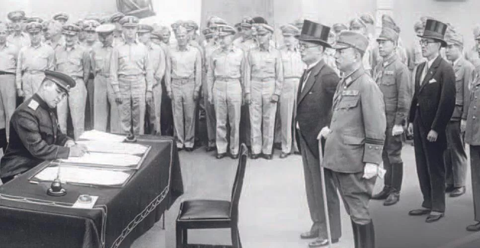 Деревянко подписывает Акт о капитуляции Японии. Открытый источник