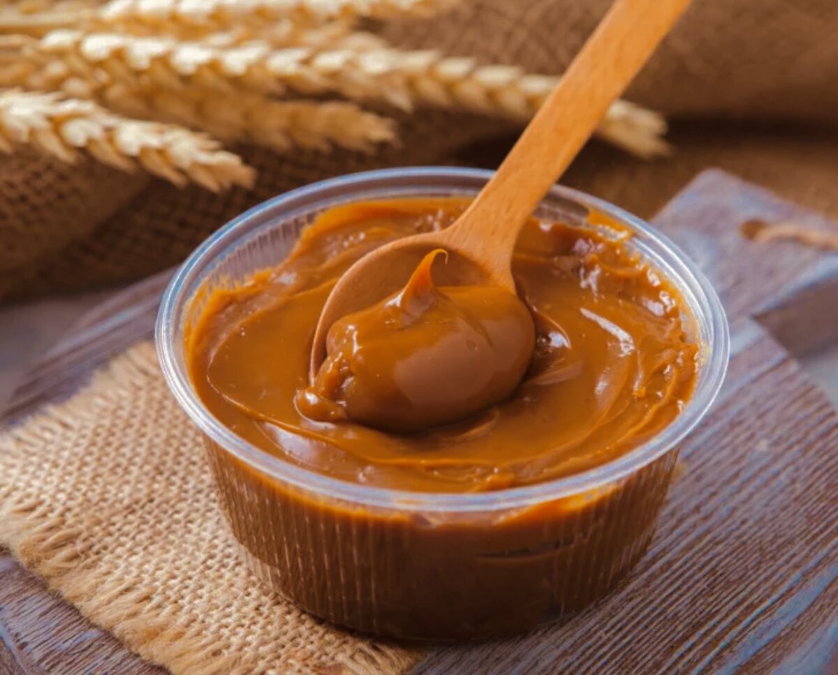 Вареная сгущенка в банке. Сгущёнка dulce de leche. Домашняя вареная сгущенка. Вареная сгущенка. Вареная сгущёнка с фруктами.